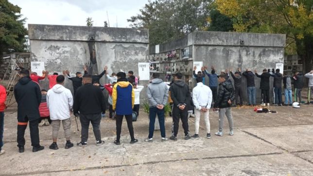 caravana de motos, robos y tension dentro del cementerio de la plata