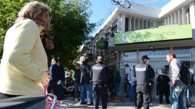 atencion jubilados y pensionados: asi quedo el nuevo cronograma para el cobro de abril en los bancos en cuarentena