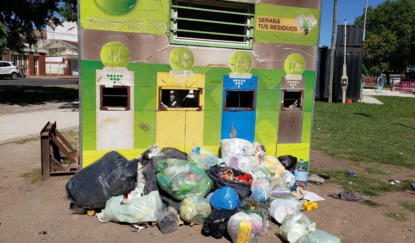 Basural en el punto verde de Parque Castelli.jpg