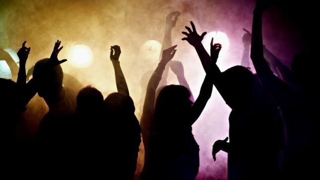 hicieron una fiesta clandestina, los descubrieron y dijeron que ?era una mudanza?