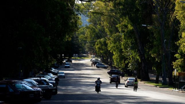 un funcionario y un policia fueron detenidos con una camioneta robada en el bosque