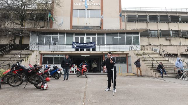 ataco a su pareja a punaladas, la dejo en la puerta del hospital y huyo