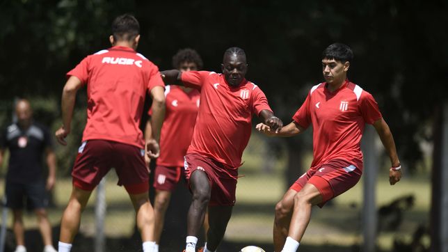 edwuin cetre volvio a entrenar con el pincha y su futuro depende de una nueva oferta