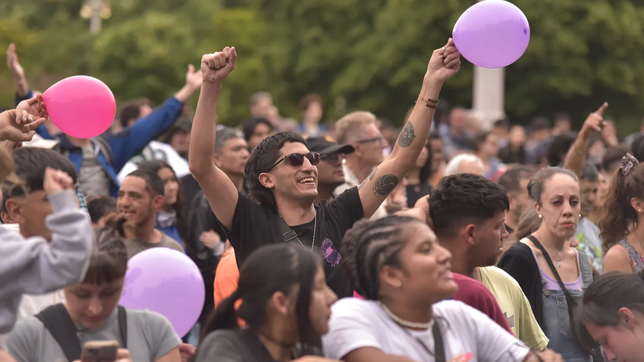 con musica y comida, la plaza moreno recibe el postergado festival carioca