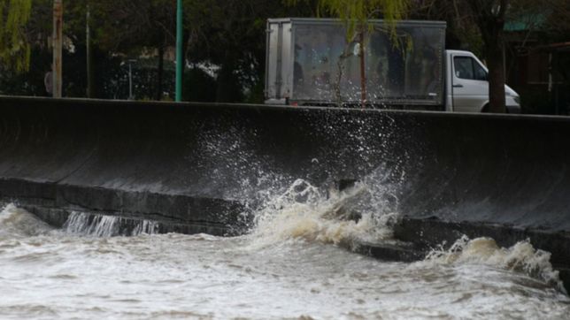 tras el anuncio de fuertes rafagas, emiten un alerta por la crecida del rio de la plata