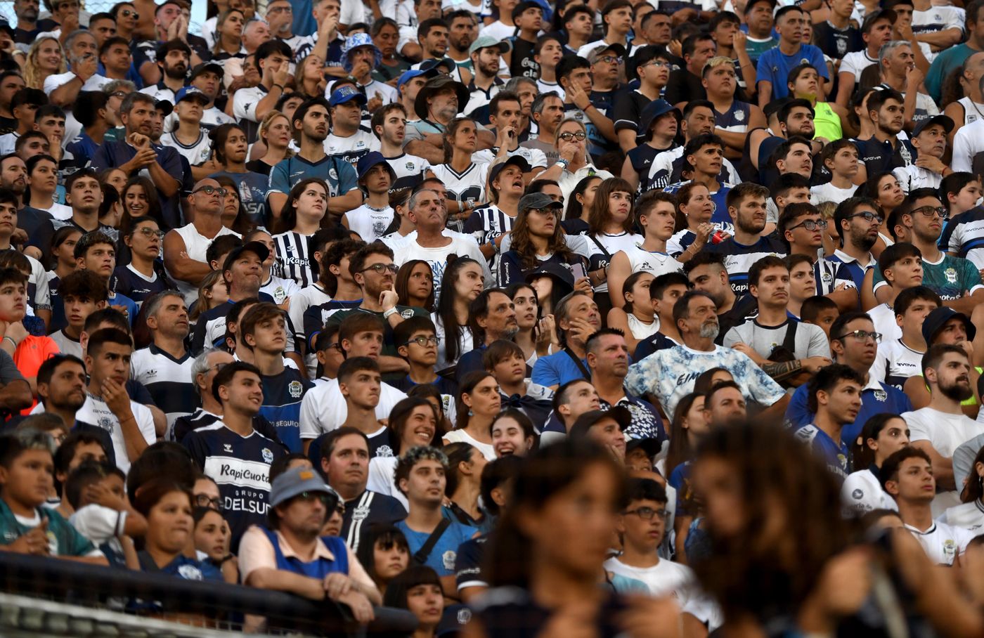 Hinchada Gimnasia Bosque 3.jpg