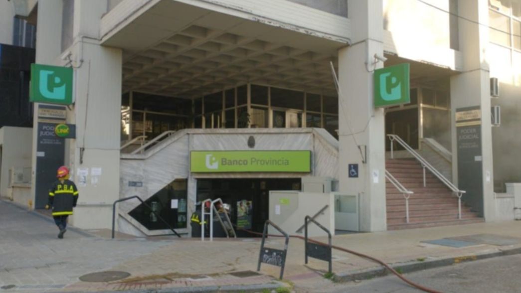 Fuego, humo y alarma en el Banco Provincia de los Tribunales de Trabajo