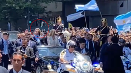 asi fue el botellazo que le tiraron a javier milei y paso a centimetros de su cabeza asi fue el botellazo que le tiraron a javier milei y paso a centimetros de su cabeza