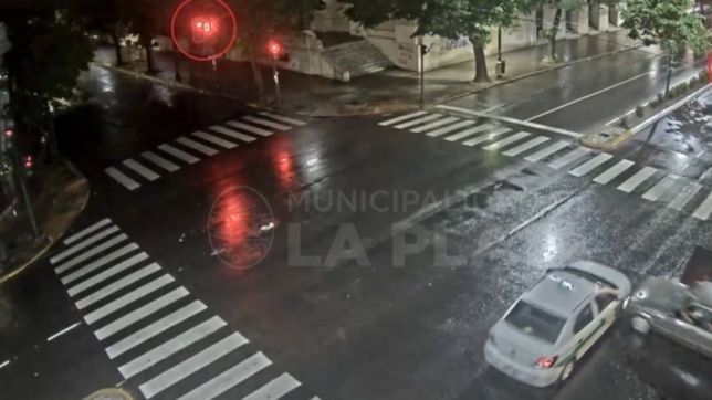 video: cruzaron en rojo y provocaron un grave choque con heridos en el centro de la plata