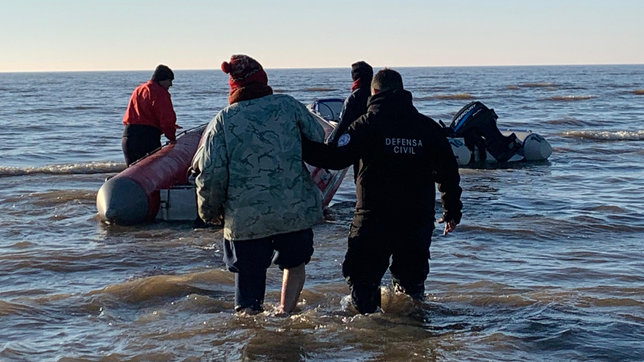 dos pescadores se perdieron por la niebla y pasaron la noche a la deriva en el rio de la plata