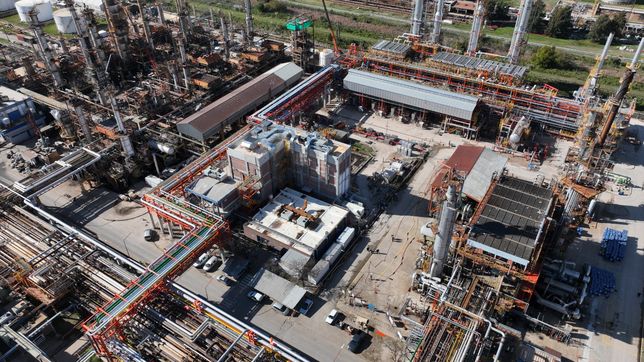 la refineria de ypf en la plata cumple 100 anos y la provincia adopto una medida especial