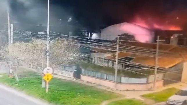 el impactante video del incendio intencional en la agencia de autos de ensenada