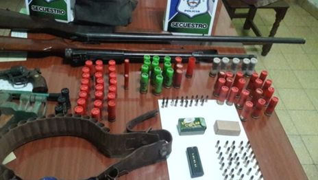 Amenazó a un vecino con un machete, fue la Policía y encontraron un arsenal en la casa