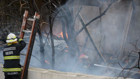 Un incendio de pastizales en San Carlos encendió las alarmas y puso en riesgo a las casas cercanas Un incendio de pastizales en San Carlos encendió las alarmas y puso en riesgo a las casas cercanas