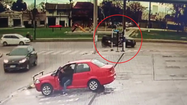 video: la increible maniobra de un conductor que casi le cuesta la vida a un joven en moto
