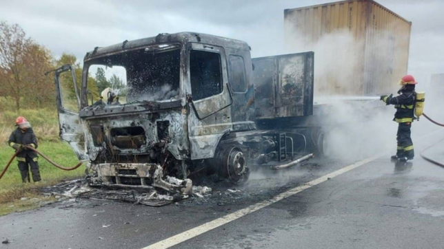 se incendio un camion en ruta 2 a la altura de la plata y la cabina quedo destruida