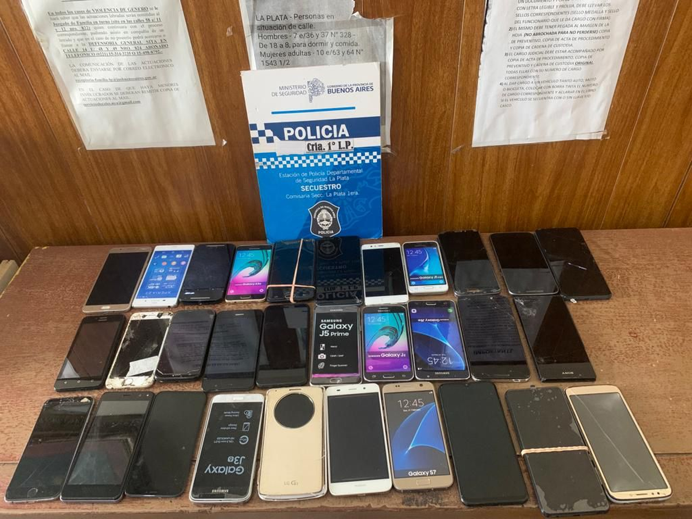 Las autoridades incautaron 39 celulares de diferentes marcas y modelos.