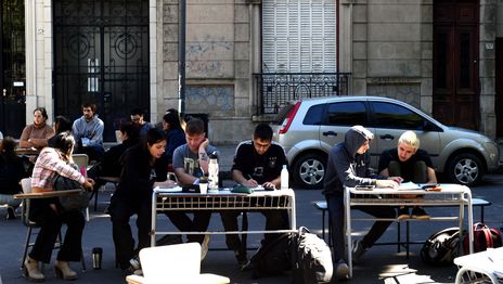 La UNLP redobló su defensa de la educación pública con nuevas clases públicas
