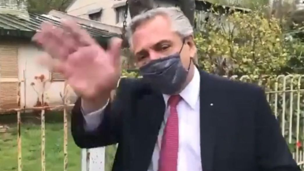 Alberto Fernández visitó Ensenada y dialogó con vecinos para conocer sus problemas