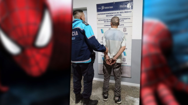 cayo el hombre arana moderno mientras saltaba por los techos en un barrio de la plata