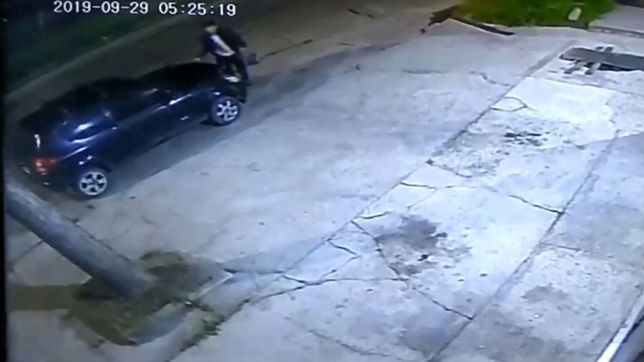 video: robo la bateria de un auto estacionado en plena calle y escapo