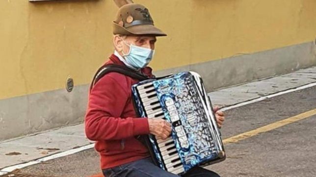 tiene 81 anos y toco una serenata frente al hospital para acompanar a su esposa internada