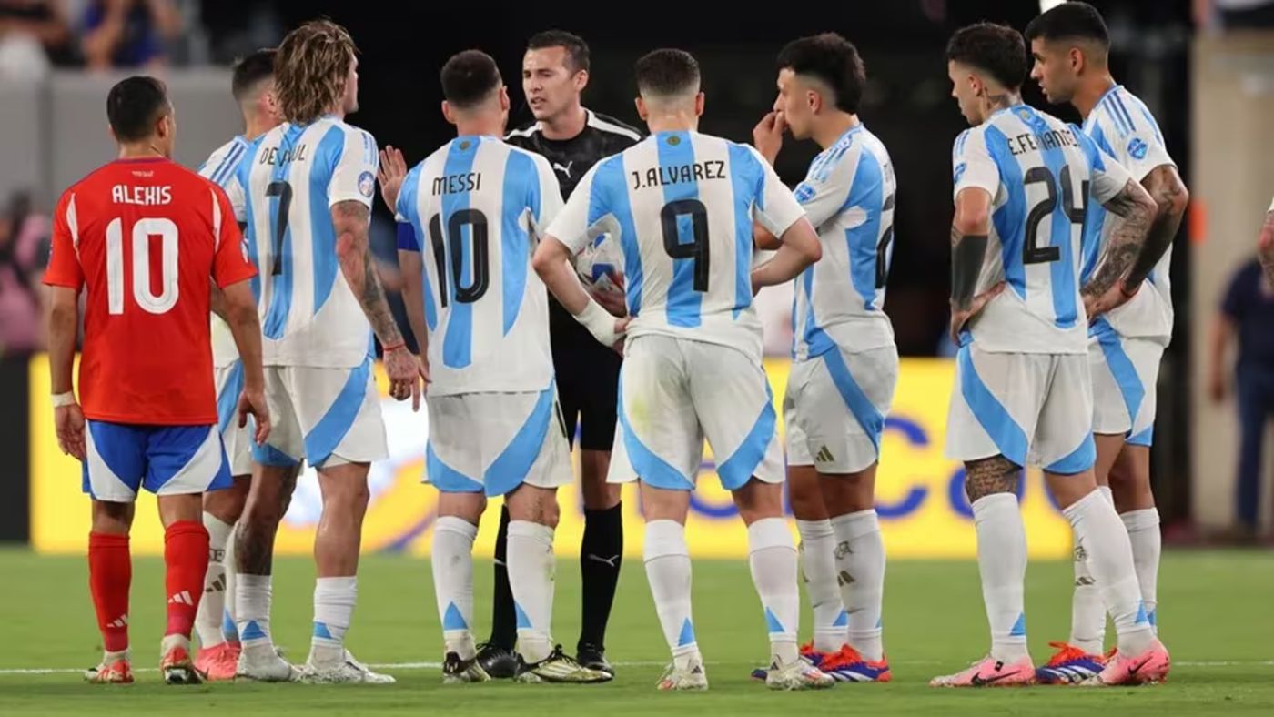 Toda Argentina le reclama al árbitro uruguayo con Lionel Messi incluido.