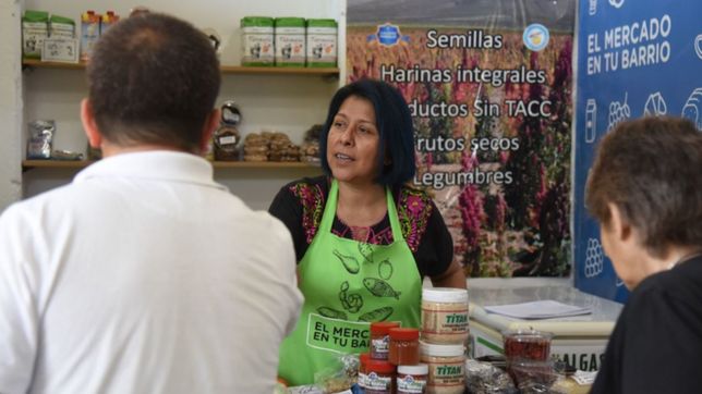 doce stands y mas de 130 productos: extienden el horario del mercado en tu barrio de la vieja estacion