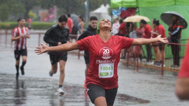 bajo la lluvia, asi se vivio la maraton de la unlp