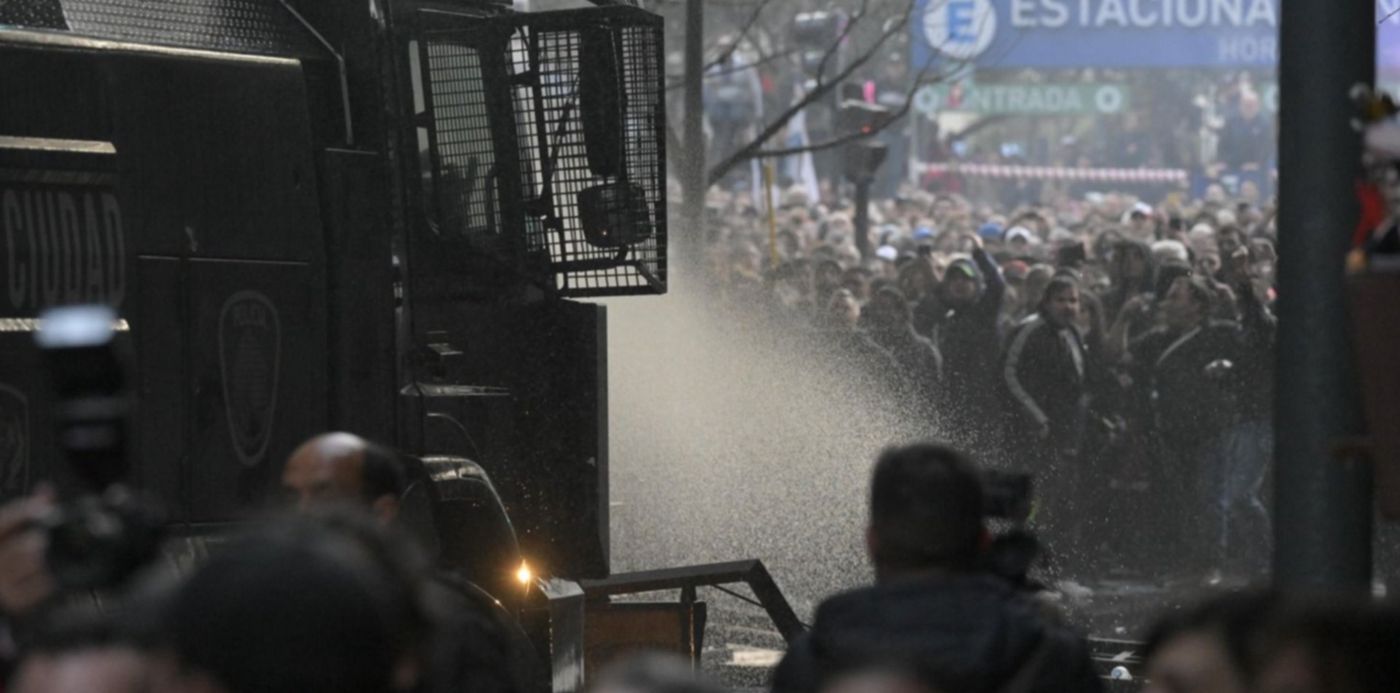 Incidentes y represión frente a la casa de Cristina Kirchner