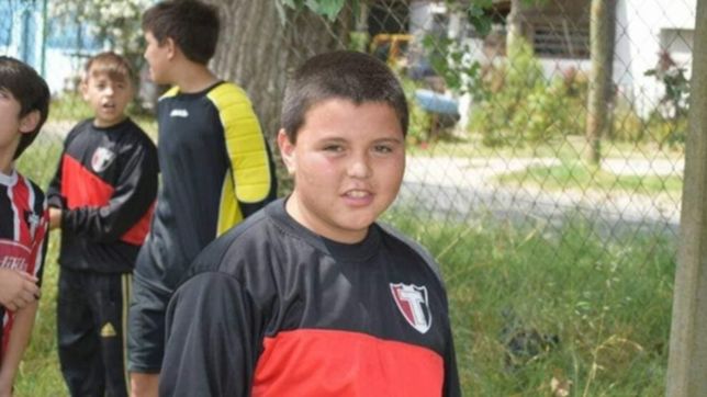 los clubes de la plata se unen para ayudar a un pequeno futbolista con leucemia