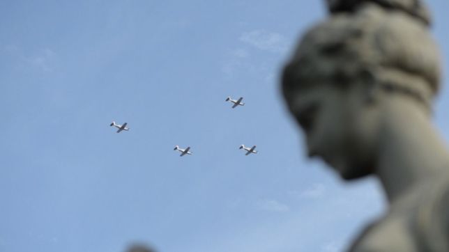 aviones militares sobrevolaron el cielo platense y le pusieron ruido al feriado patrio
