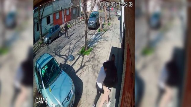 video: el momento en que una mujer y su nieto sufrieron una violenta entradera en la loma