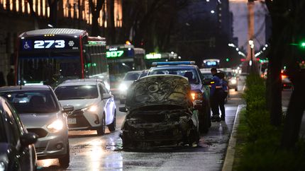 Un taxi se incendió en plena avenida 7 y causó temor entre los vecinos
