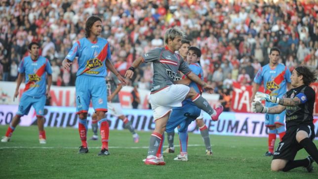 una libertadores y un apertura, la historia de exito que une a estudiantes con su nuevo sponsor