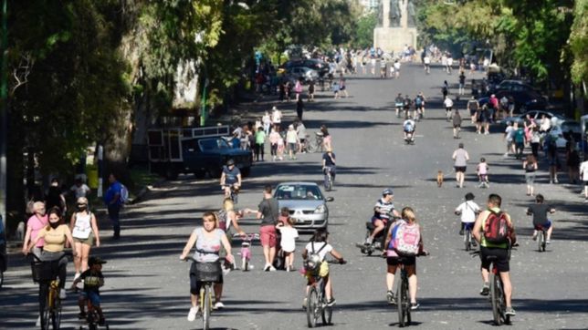 sin autos y con protocolos, comenzo otro dia con peatonales en el bosque de la plata