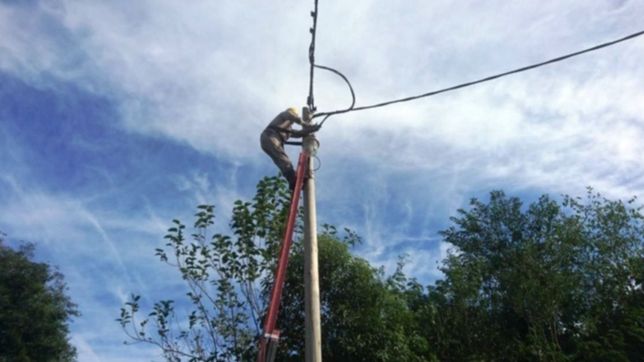 simulaba ser un trabajador de cablevision y robo 2 kilometros de fibra optica en la plata