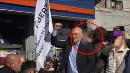 el momento en que le tiraron un piedrazo a milei durante la caravana por lomas de zamora el momento en que le tiraron un piedrazo a milei durante la caravana por lomas de zamora