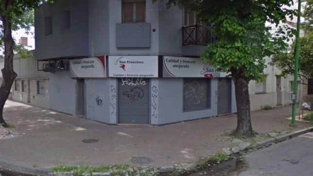 simulo ser cliente de una carniceria, asalto al cajero y le pego un tiro