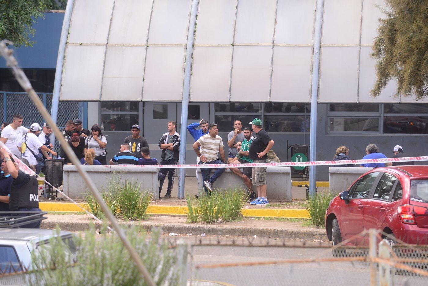 Enfrentamientos de la barra de gimnasia y la UOCRA en el Hospita del Gonnet (8).jpeg