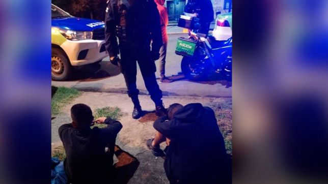 cayo por un robo, su mama quiso liberarlo golpeando a un policia y tambien termino presa