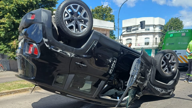 impactante choque y vuelco en plena avenida 7 a la altura de tolosa