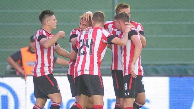 con dos cabezazos, estudiantes dio vuelta la serie contra banfield y avanzo de ronda