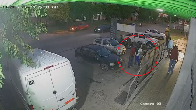 los clientes de un supermercado de la plata frustraron el robo de una moto y corrieron a los ladrones