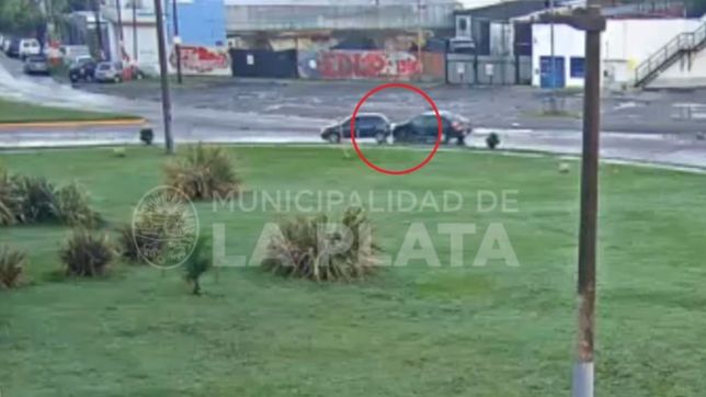video: choco, casi provoca una tragedia, huyo y lo buscan en la plata