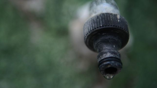 absa realiza reparaciones en una caneria y faltara agua en un sector de la plata