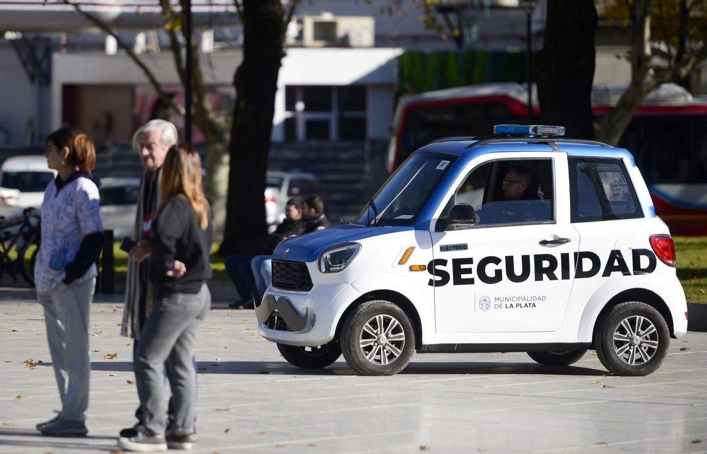 Los Tito recorren las plazas de La Plata para evitar hechos de inseguridad y vandalismo. Los Tito recorren las plazas de La Plata para evitar hechos de inseguridad y vandalismo.