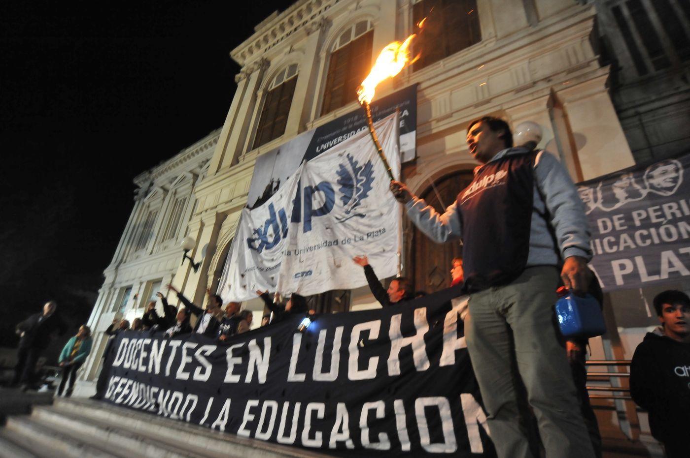 Marcha de antorchas UNLP (12).jpg