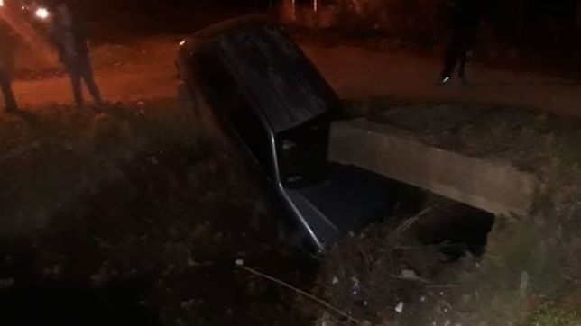 un auto perdio el control y cayo a un arroyo en melchor romero