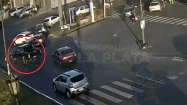 video: choque multiple y fuga a metros de una estacion de servicios de la plata